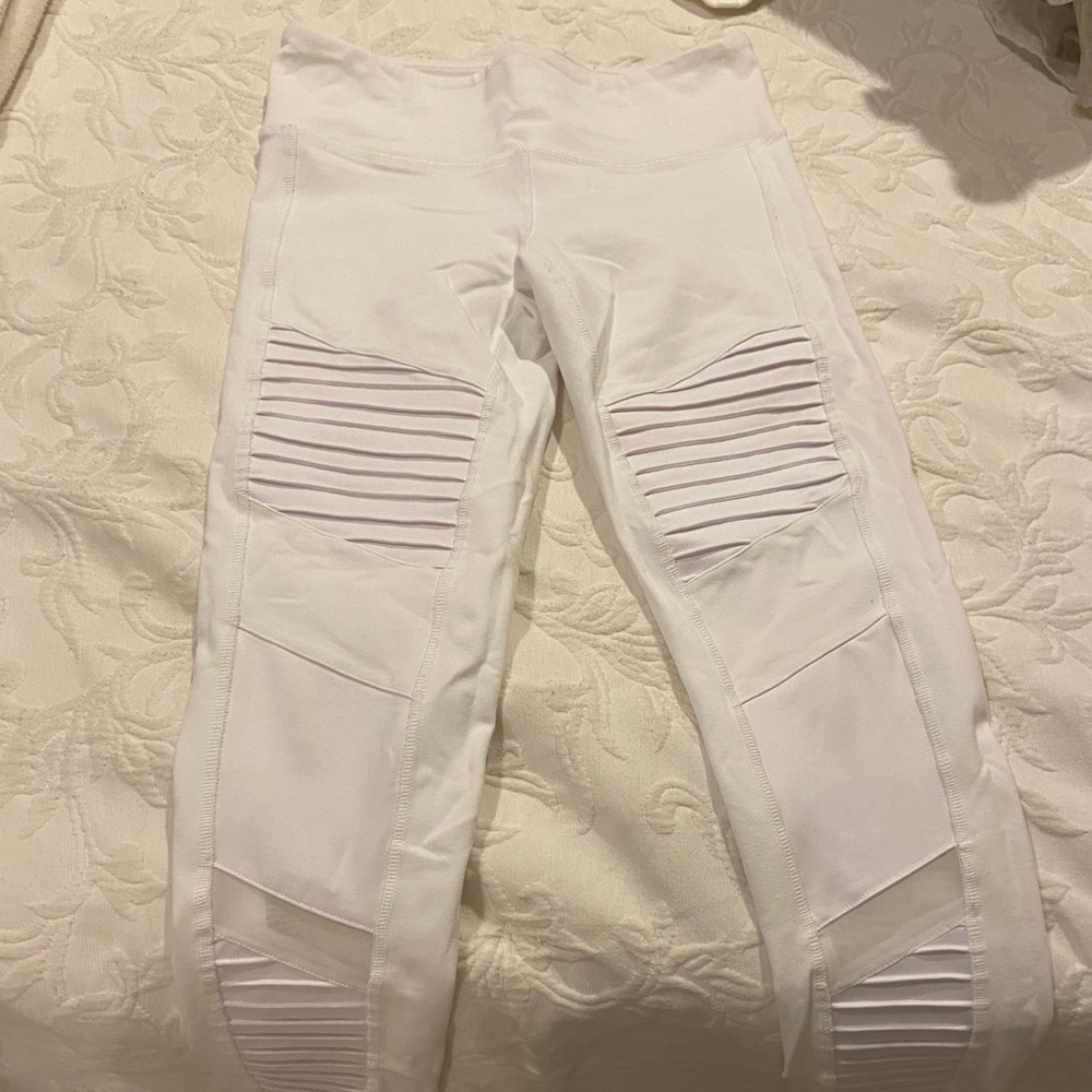 ALO yoga moto leggings. Size small
